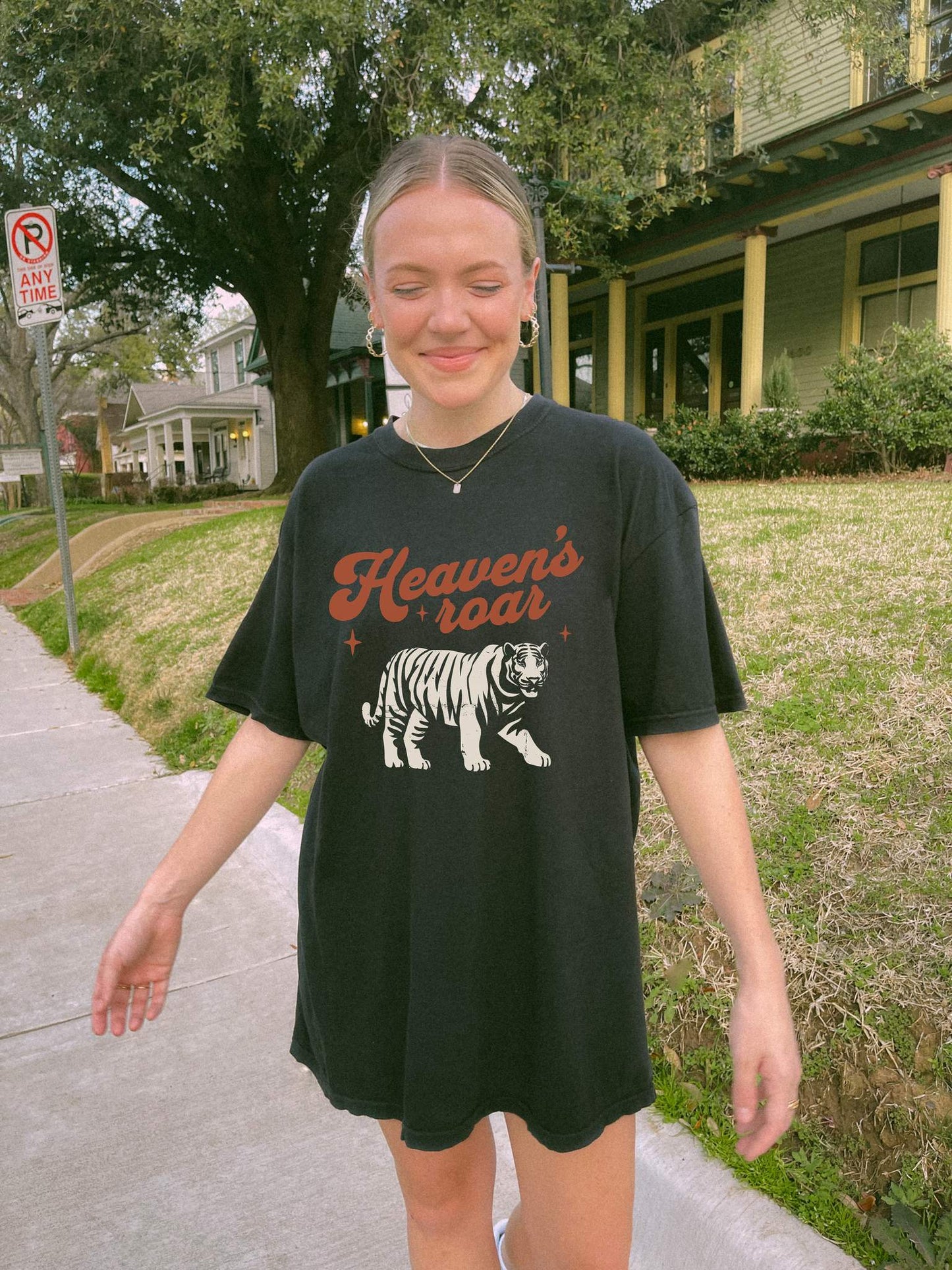 T-shirt with retro Heaven's roar text in red and blue tiger graphic design